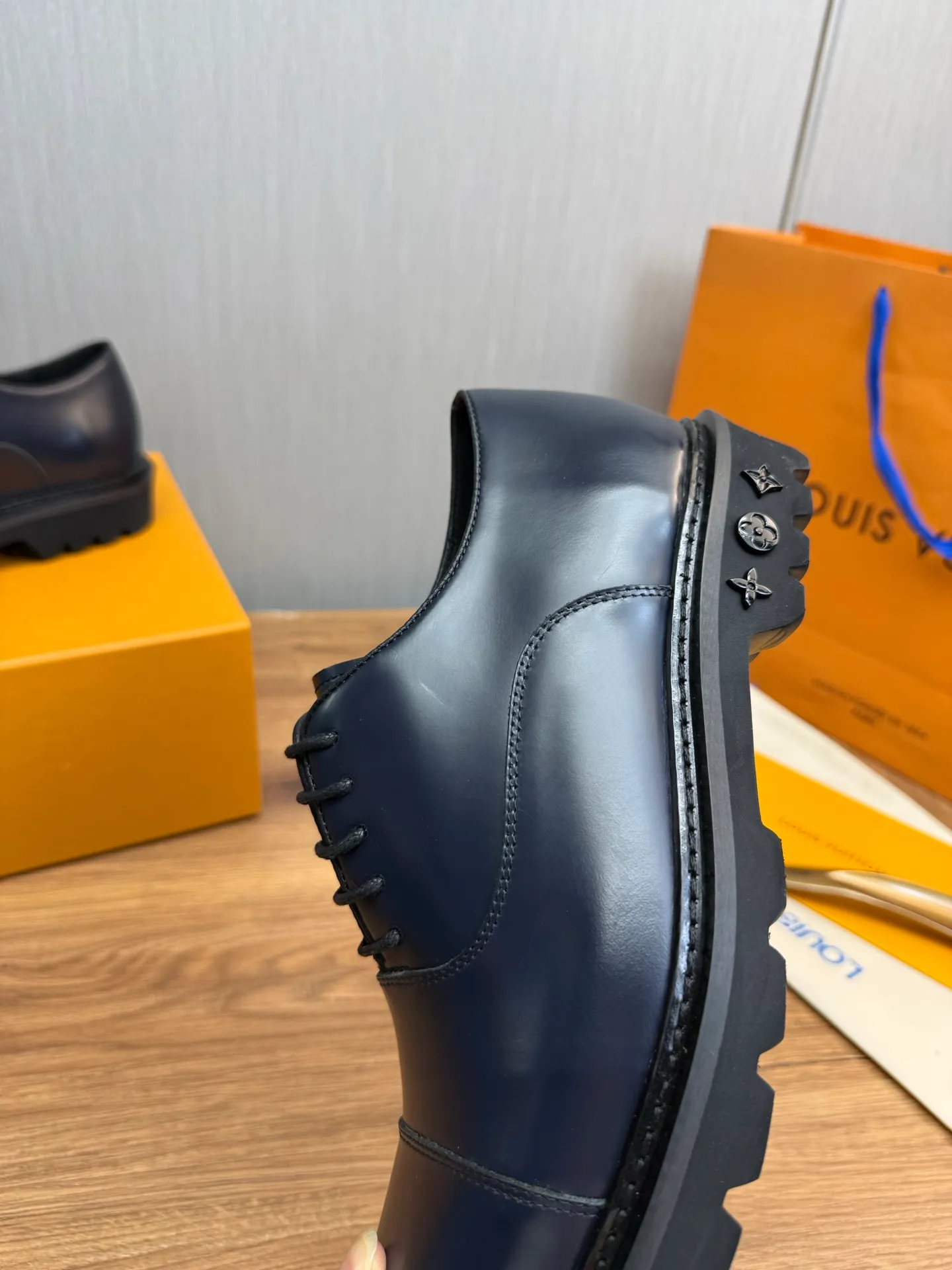 Men's shoes 💰900💰 LV. Men's casual lace-up leather shoes, the latest hot style 🔥 1:1 original purchase quality, top quality goods ⬆️The upper is imported open-edge beaded cowhide, cowhide, and cow suede. The hand-made three-dimensional stitching highlights the round toe design. The inner foot pads are all imported cowhide, with the original wear-resistant foam outsole, matching code 39-44, (38, 45 custom-made, non-refundable)